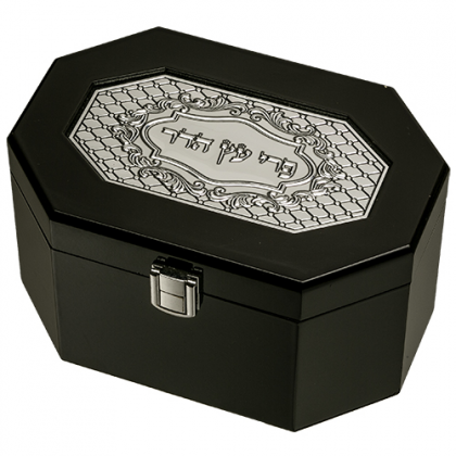 Caja de Etrog de madera con placa y traba 11x18x12
