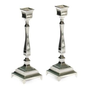 Par de candelabros plateados con revestimiento lacado 17,5 cm altura.